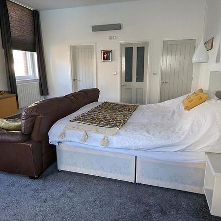 Gorgeous Comfortable Apartment On The High Street Merthyr Tydfil Exterior photo