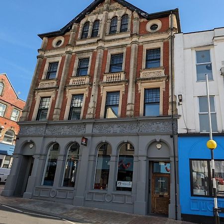 Gorgeous Comfortable Apartment On The High Street Merthyr Tydfil Exterior photo