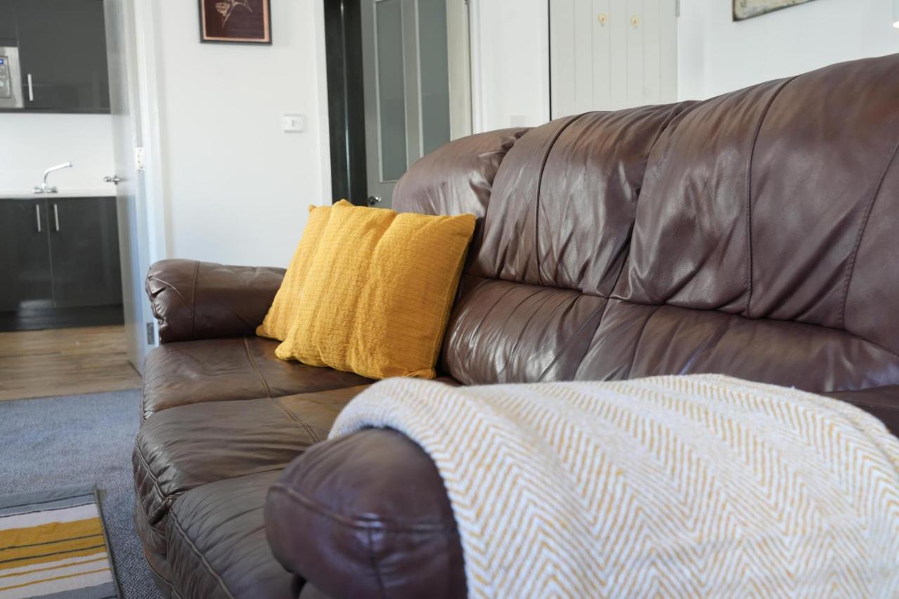 Gorgeous Comfortable Apartment On The High Street Merthyr Tydfil Exterior photo