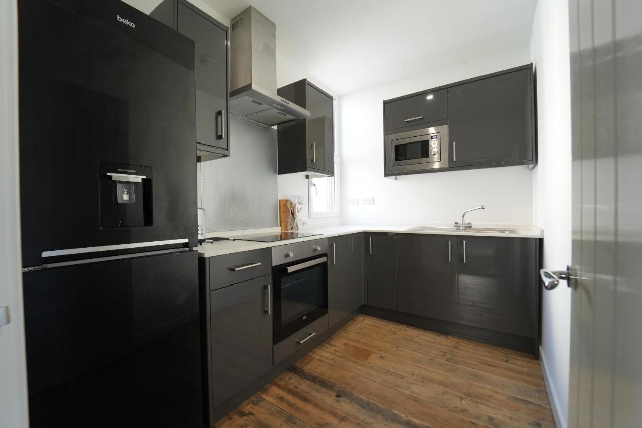 Gorgeous Comfortable Apartment On The High Street Merthyr Tydfil Exterior photo