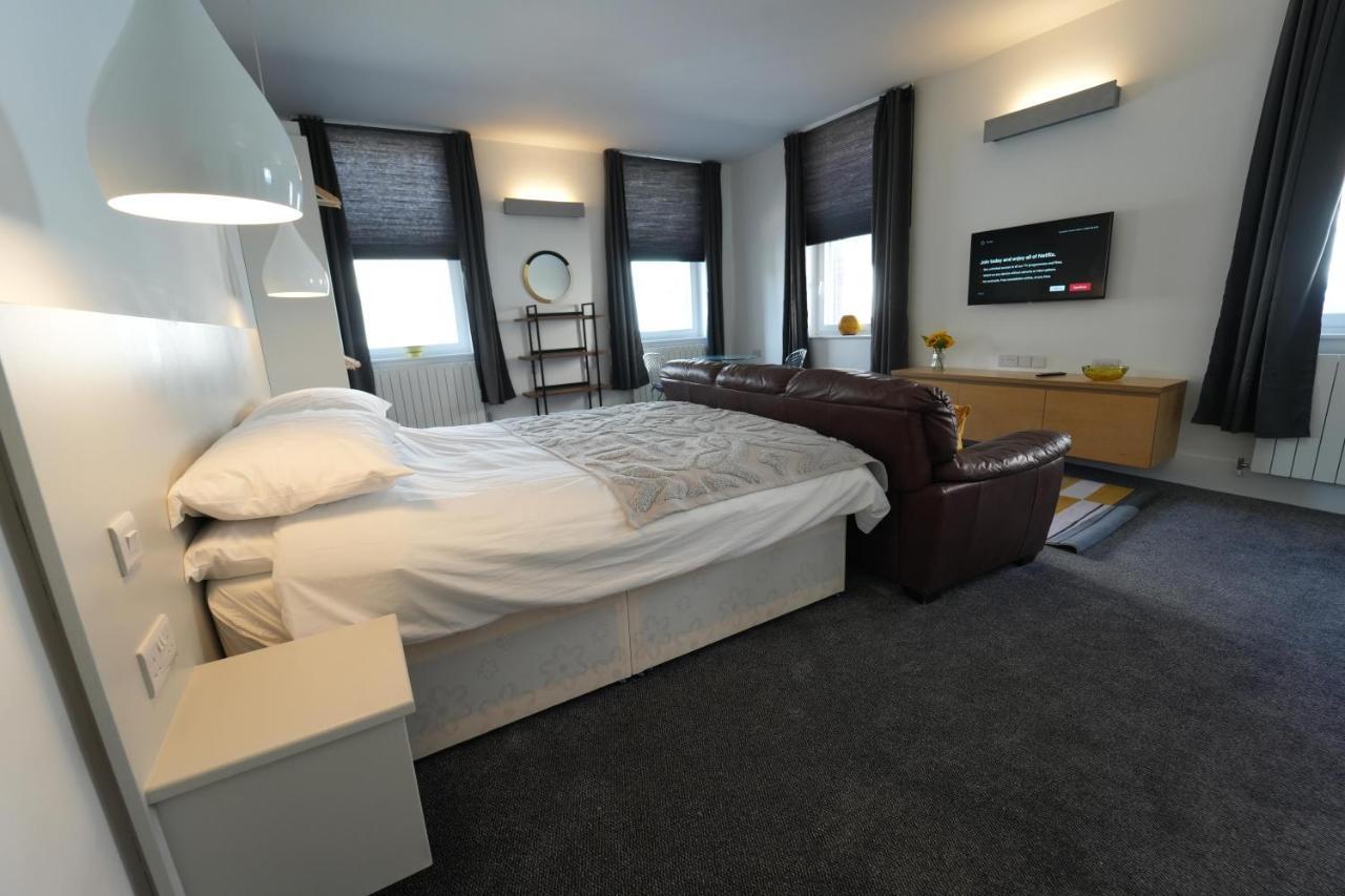 Gorgeous Comfortable Apartment On The High Street Merthyr Tydfil Exterior photo