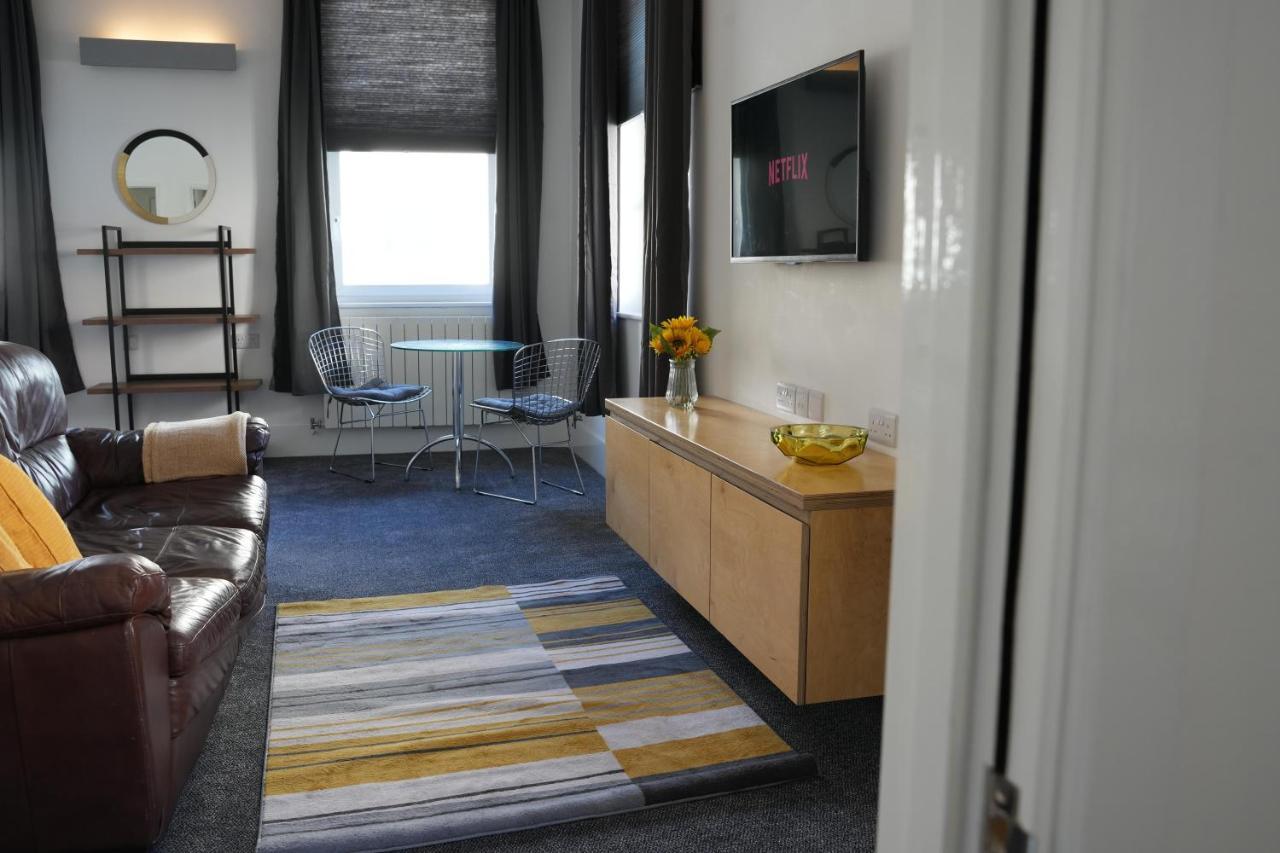 Gorgeous Comfortable Apartment On The High Street Merthyr Tydfil Exterior photo