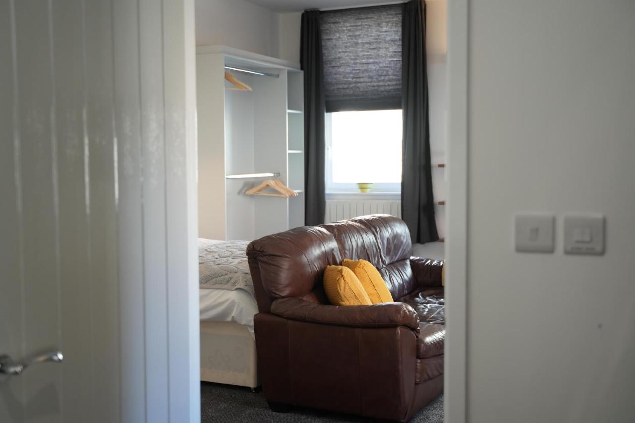 Gorgeous Comfortable Apartment On The High Street Merthyr Tydfil Exterior photo