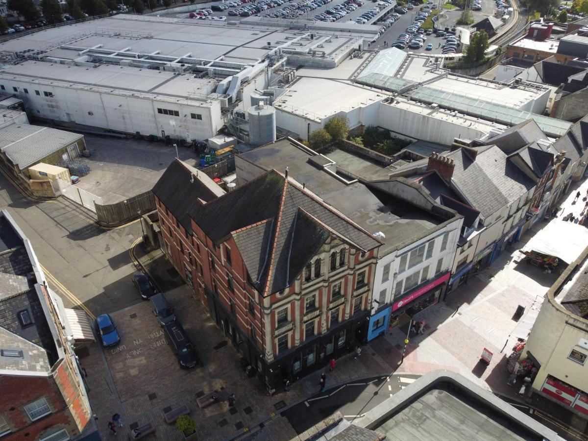 Gorgeous Comfortable Apartment On The High Street Merthyr Tydfil Exterior photo