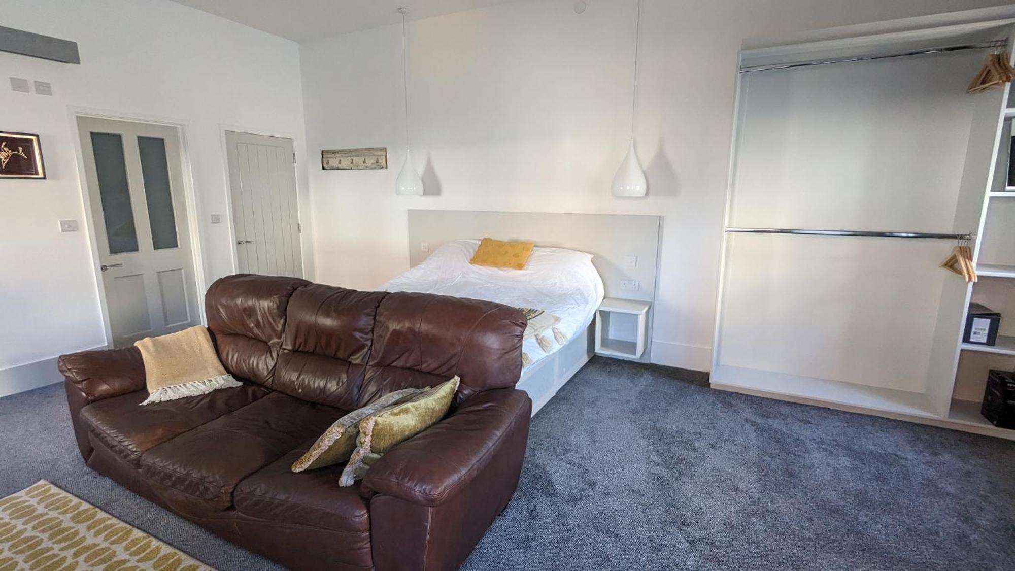 Gorgeous Comfortable Apartment On The High Street Merthyr Tydfil Exterior photo