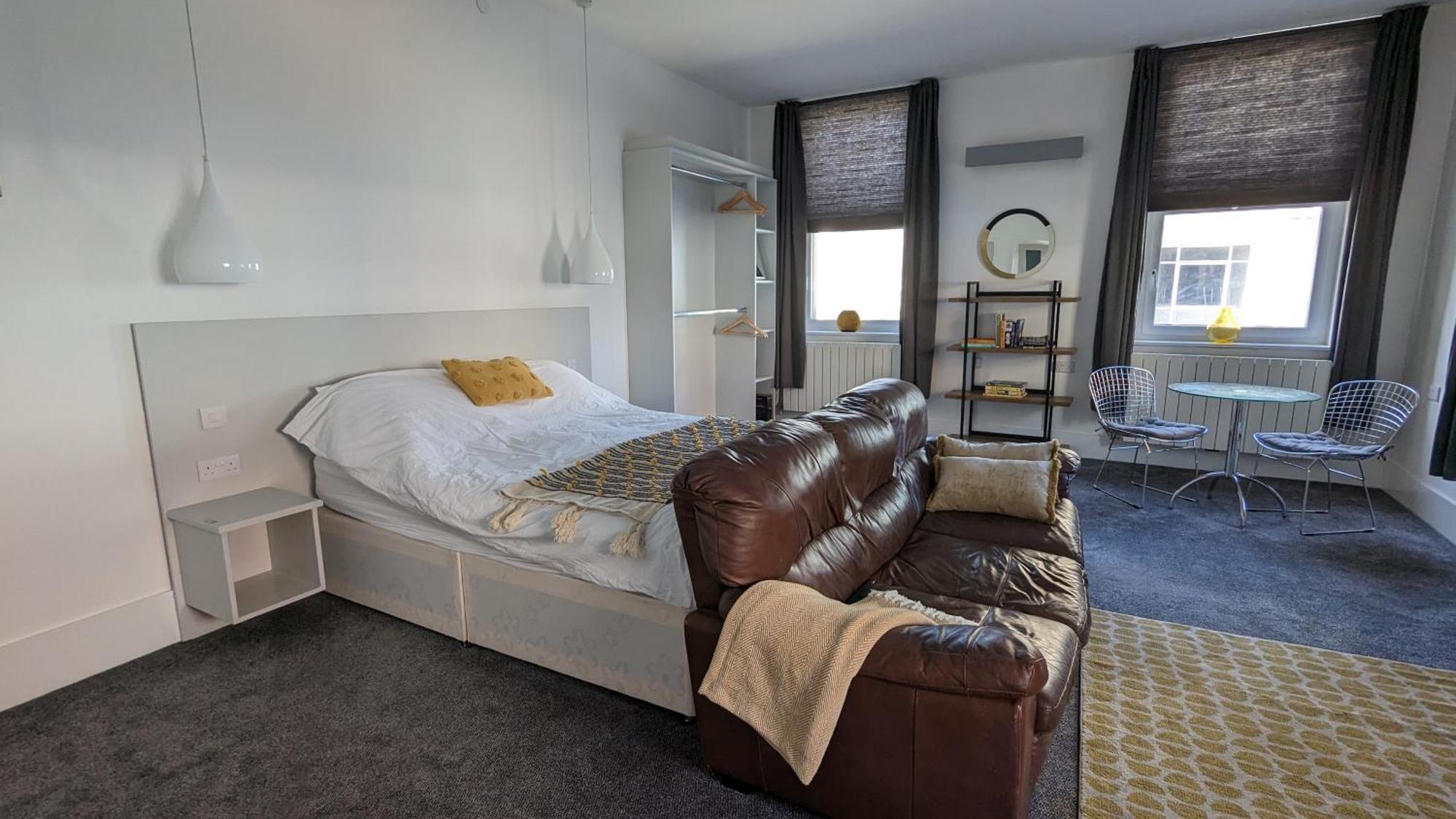 Gorgeous Comfortable Apartment On The High Street Merthyr Tydfil Exterior photo